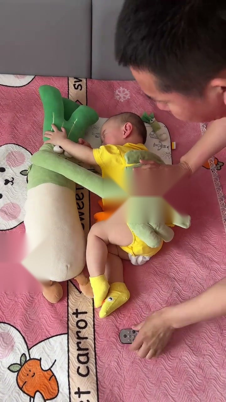 Bébé enlacé contre le doudou poireau