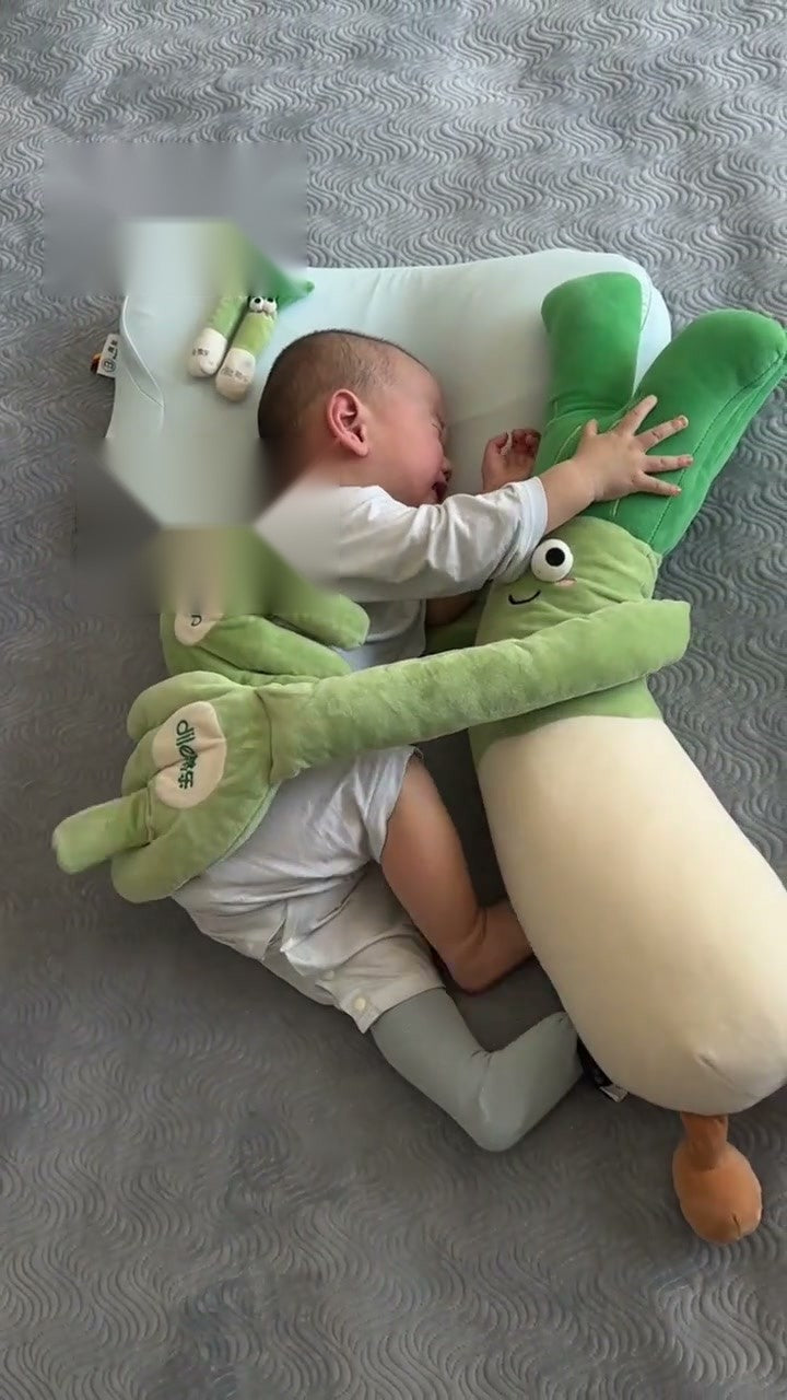 Papa et bébé avec le doudou poireau